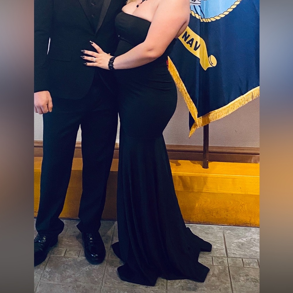 Elegant Black Formal Gown - Picture 2 of 3